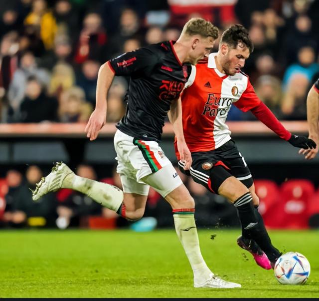 米乐体育平台包含费耶诺德训练开放日，赛后复出首秀引欢呼，社区盾在即，赛季目标并未改变的词条